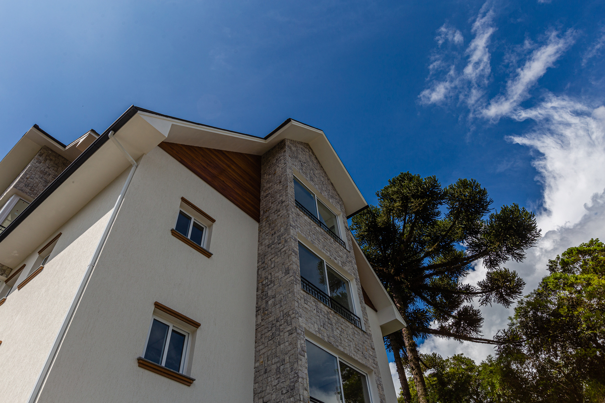Fotos profissionais para apartamentos, casas e empreendimentos imobiliários em Gramado e Canela. Área externa do prédio. 