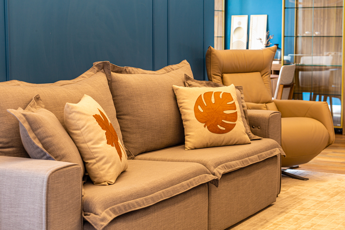 Fotos profissionais para apartamentos, casas e empreendimentos imobiliários em Gramado e Canela. Sofá confortável. 