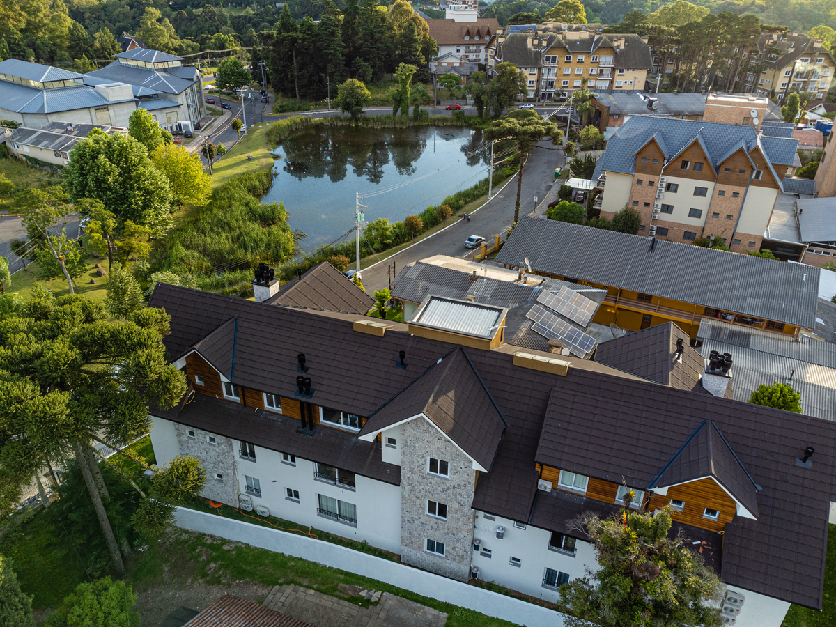 Fotografia  profissional para um apartamento para locação no Airbnb em Gramado. Fotografia de drone para empreendimentos imobiliários.  Vista para o lago. 