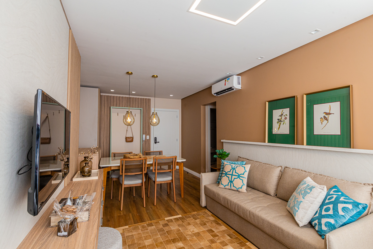 Fotografia  profissional para um apartamento para locação no Airbnb em Gramado.  Sofa confortavel. 