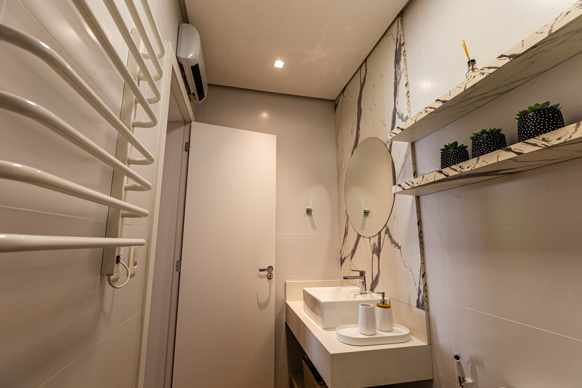 Fotografia  profissional para um apartamento para locação no Airbnb em Gramado. Vista de todo o banheiro. 