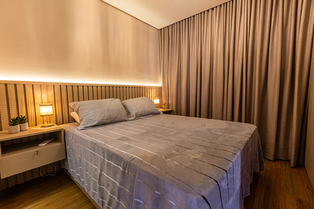 Fotografia  profissional para um apartamento para locação no Airbnb em Gramado. Cama do casal. 