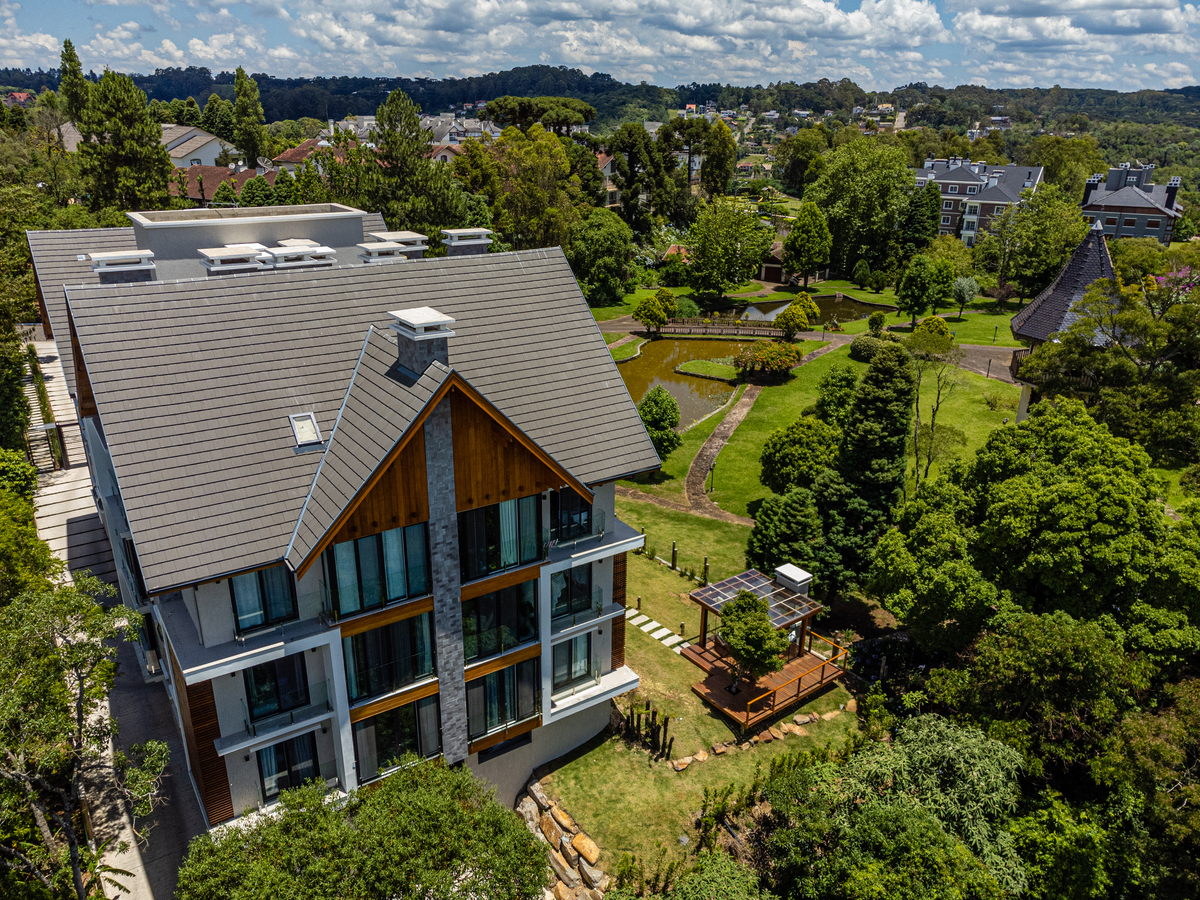 Fotografia profissional de drone para Imobiliárias Gramado. Um predio na Natureza. 
