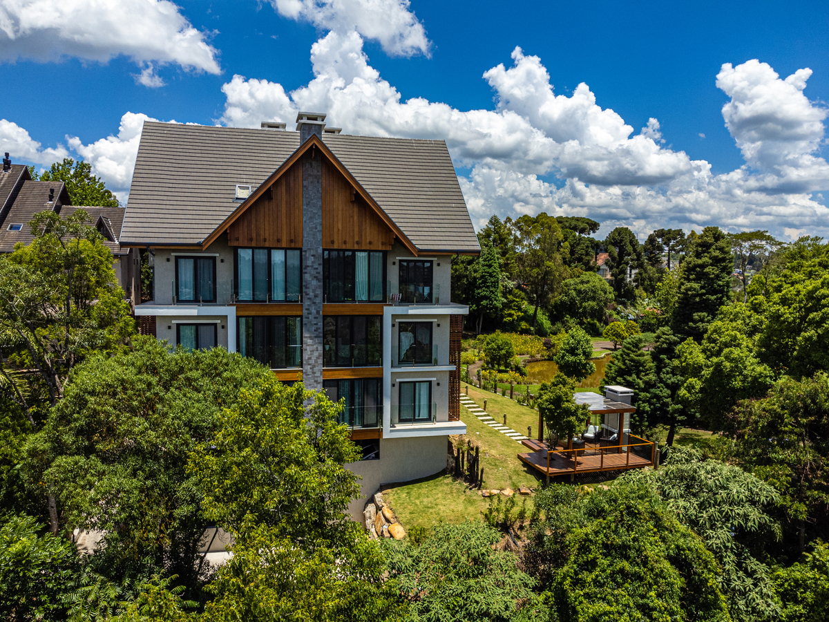 Fotografia profissional de drone para Imobiliárias Gramado. Bavaria um bairro muito arborizado. 

