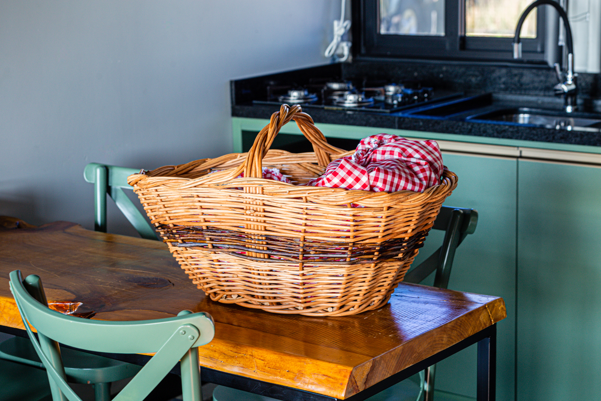 Hospedagem em Cambara do Sul. Cambara Containers. Cesta de cafe da manha no container. 