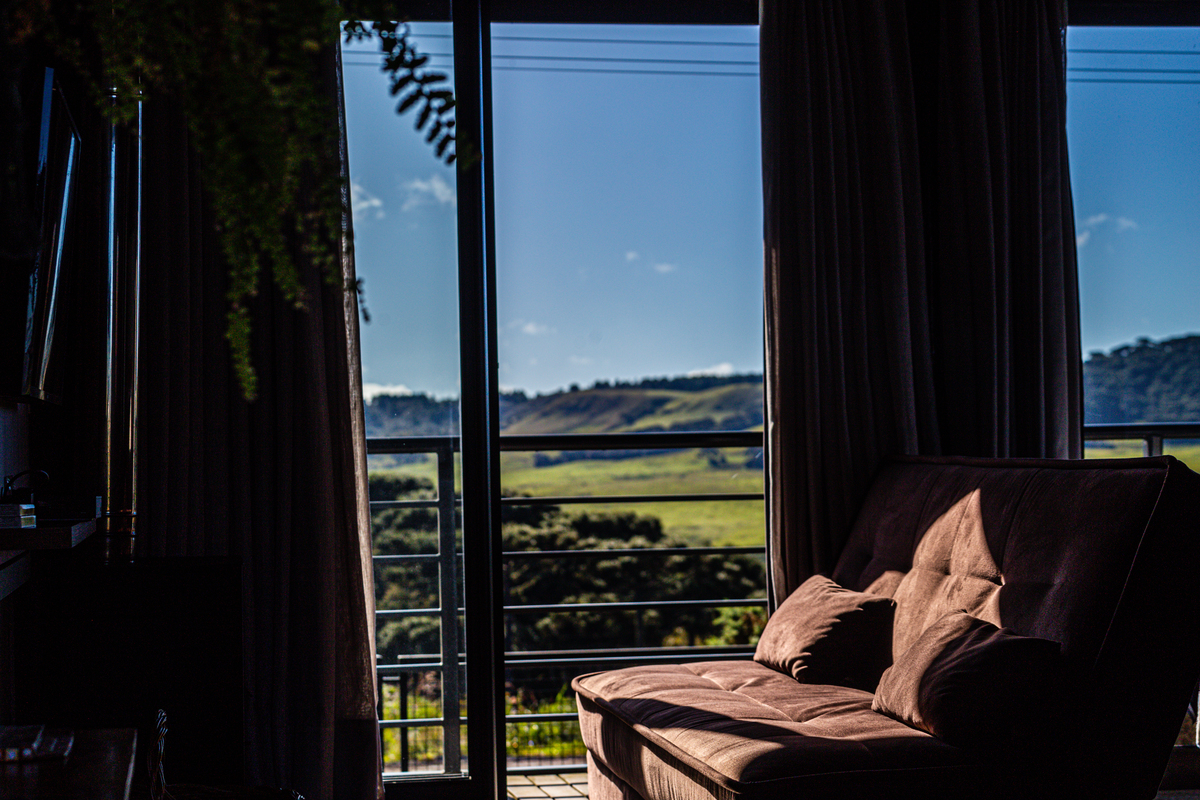 Hospedagem em Cambara do Sul. Cambara Containers. sol no sofá. 