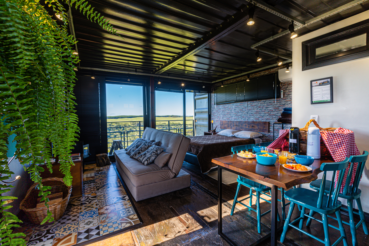 Hospedagem em Cambara do Sul. Cambara Containers.  O aconchego de tomar cafe da manha no Container 