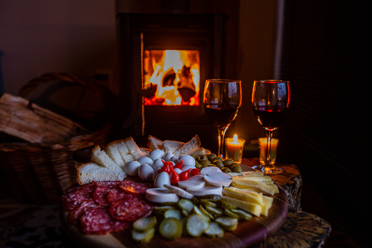 Hospedagem em Cambara do Sul. Cambara Containers. Uma tabua de frios, com vinho  na gélida cambara do sul. 