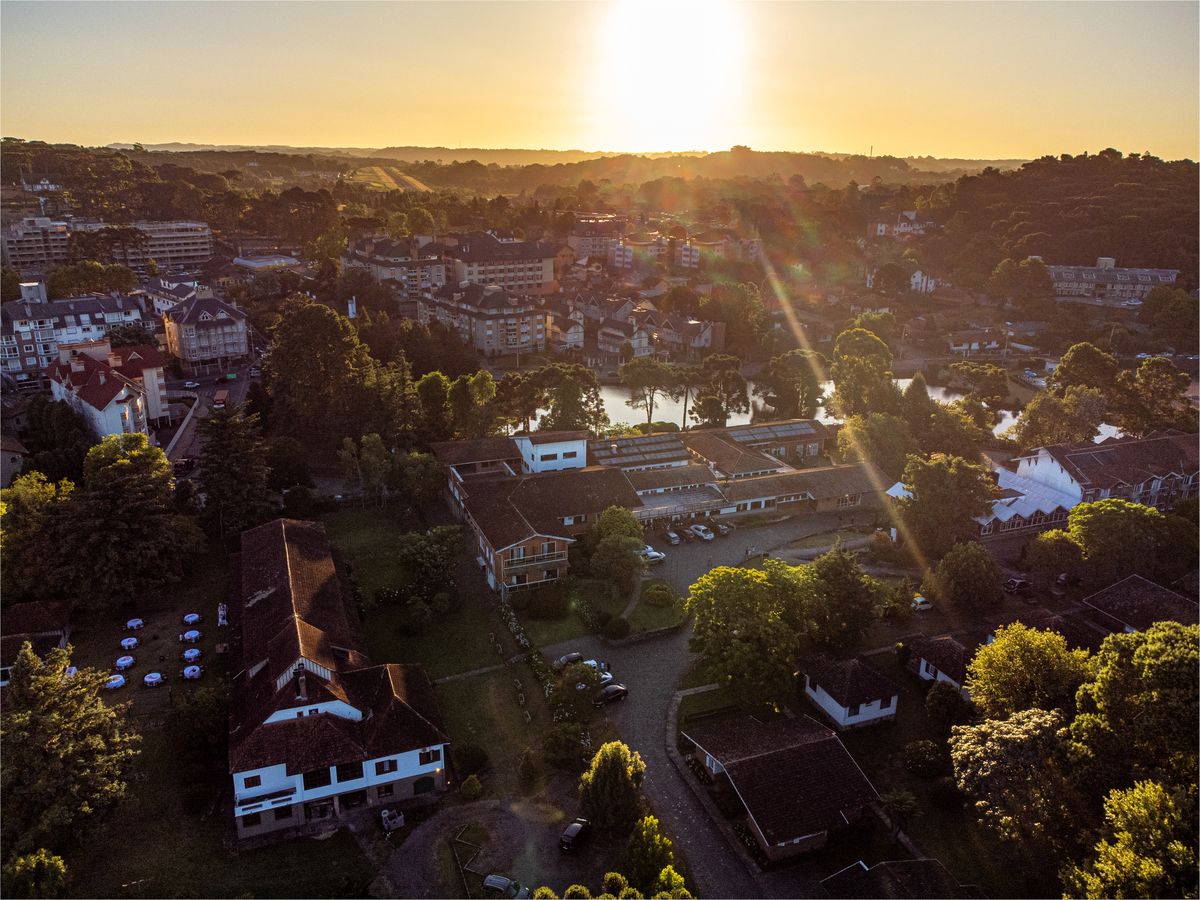 Grande Hotel Canela, o melhor Hotel de Canela.  Vista do Casarao ao por do sol 