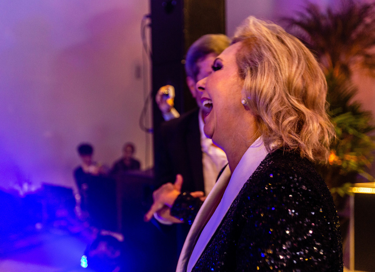 Fotografo para aniversários em Gramado e Canela.  Mulher feliz. 