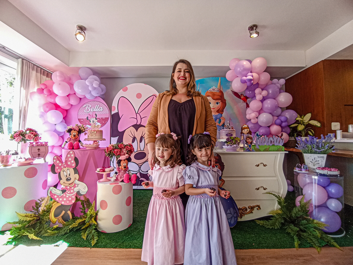 Fotografo para aniversario infantil em Gramado e Canela.  Mamae guerreira e suas filhas. 
