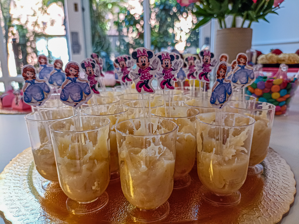 Fotografo para aniversario infantil em Gramado e Canela. Copo de doce de leite. 