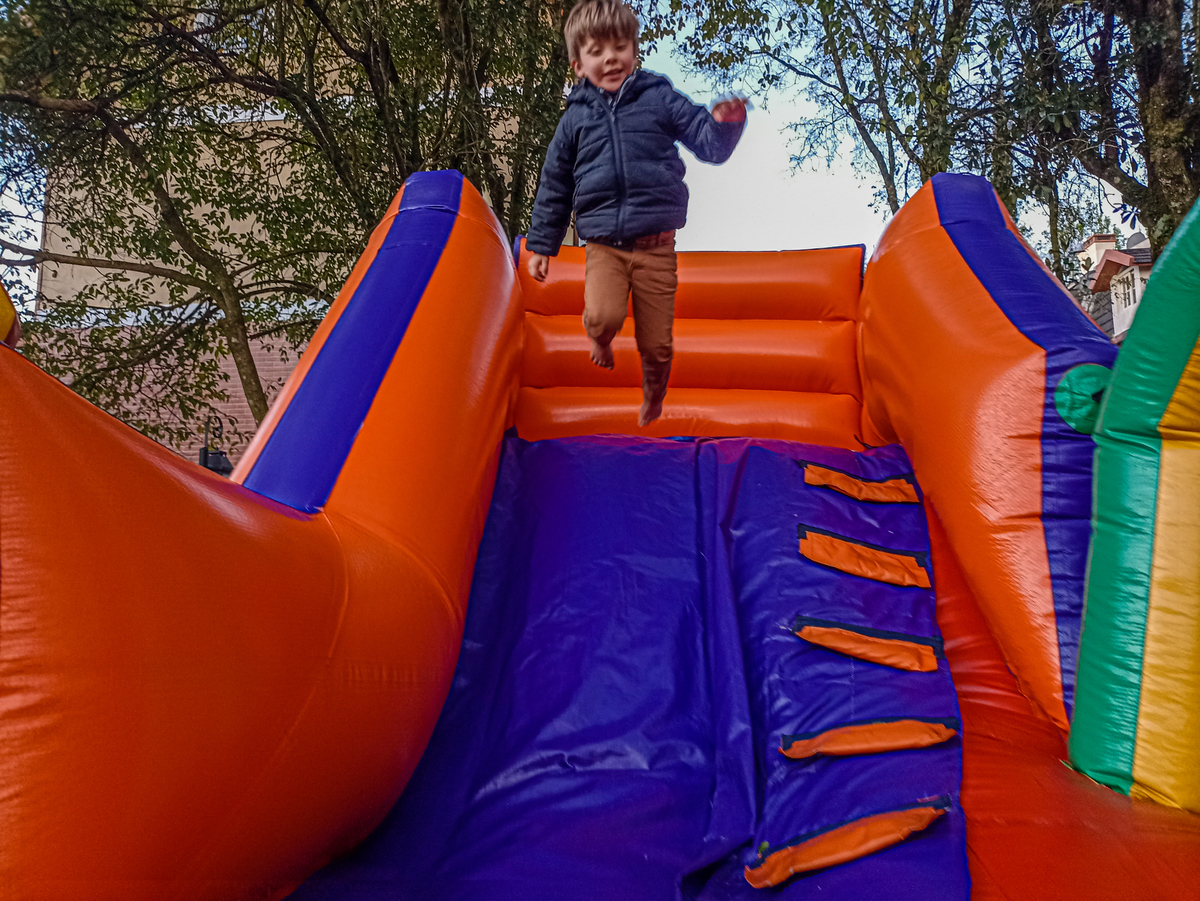Fotografo para aniversario infantil em Gramado e Canela.  Criança feliz , Canela. 