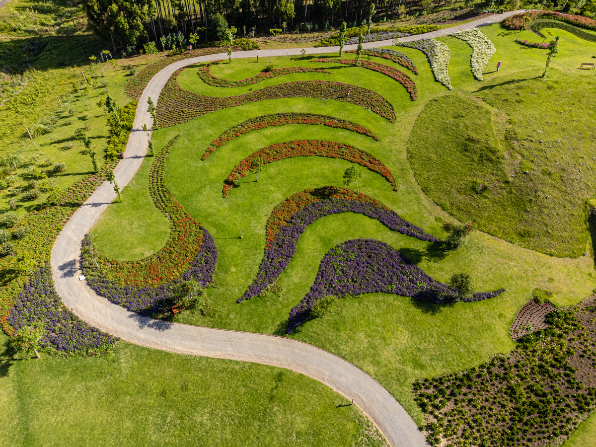 Fotos de drone do Mátria parque  de Flores que mostra parte dos 8km de caminhos asfaltados 