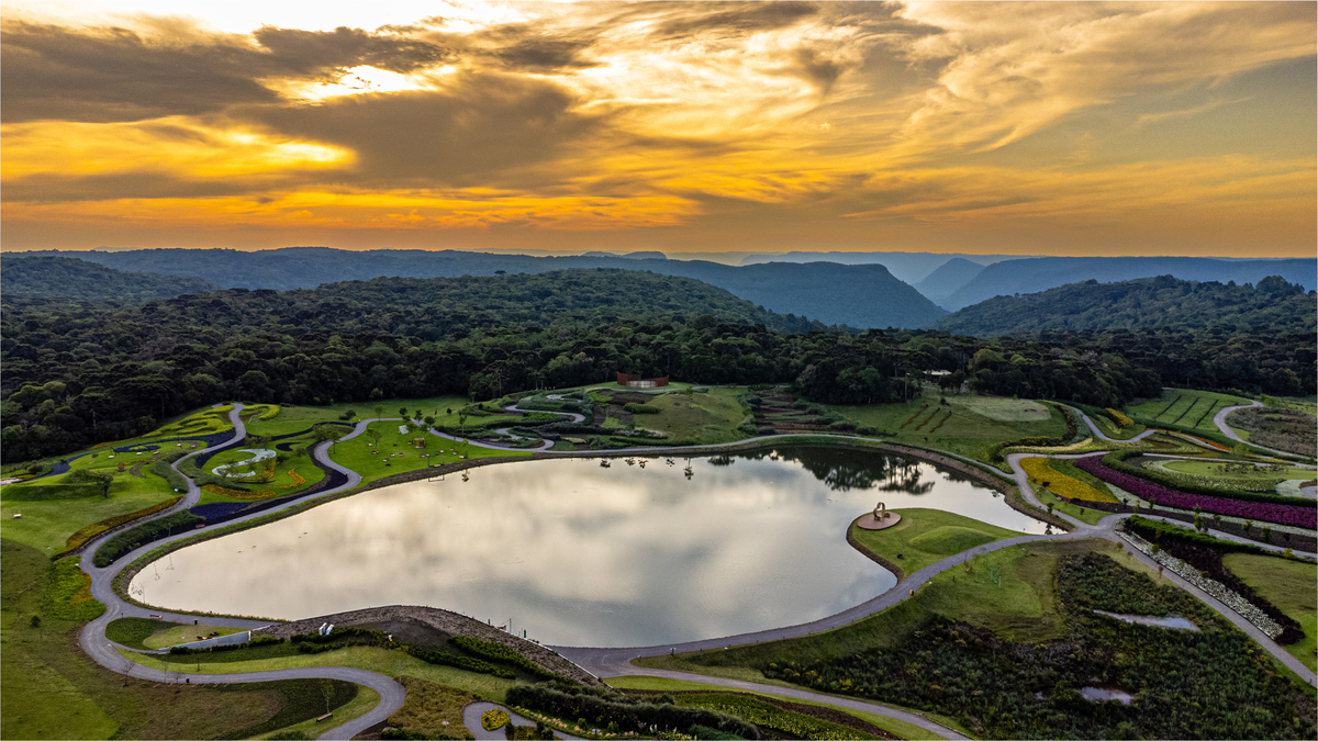 Por do sol na bela região de São Francisco de Paula
. Jardim do Mátria parque de Flores. 