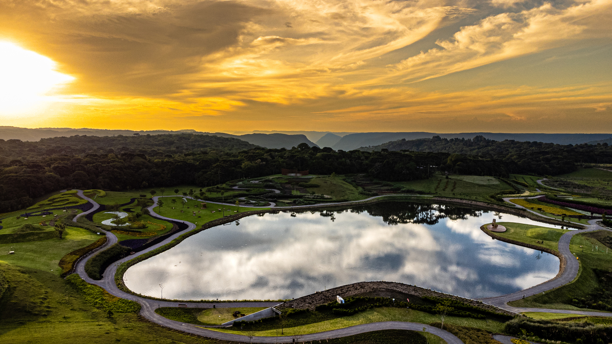 O ponto central do parque é o lago Azul, espaço com 30 mil m² 
cercado por uma mata de araucárias 