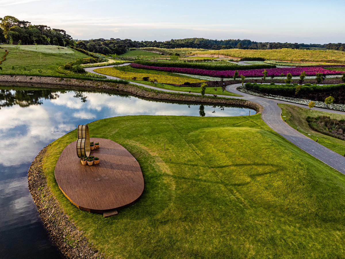 Fotos de drone do Mátria parque de Flores, seu lago e o coração. 