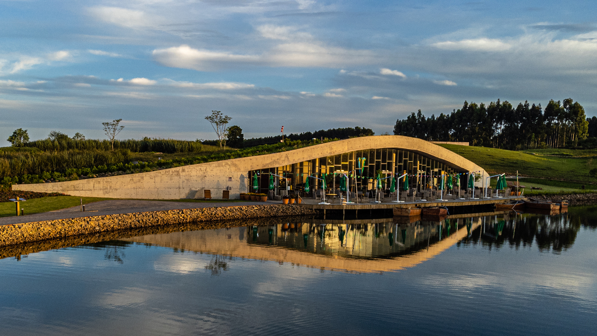 O belo design do restaurante dentro do Mátria parque de Flores