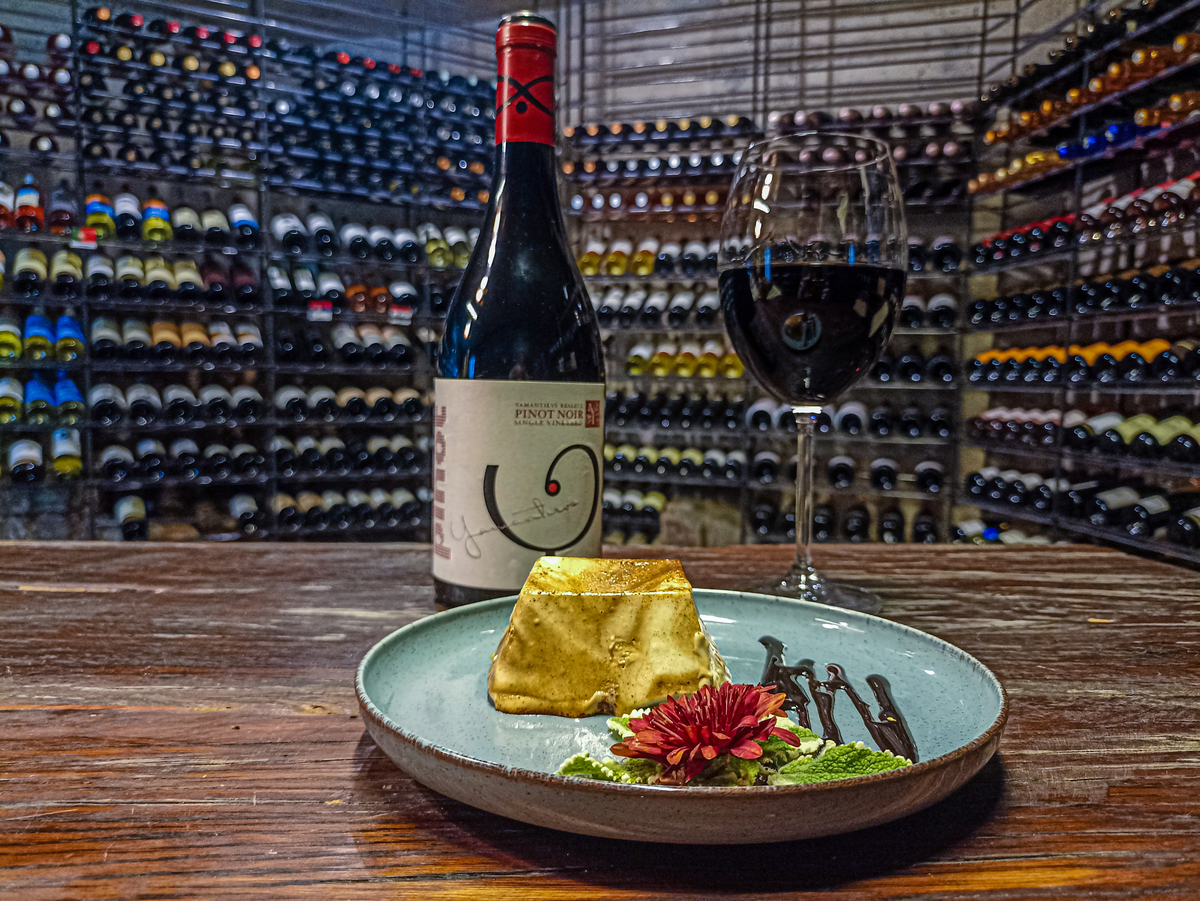 vinho e sobremesa no  Mátria Restobar