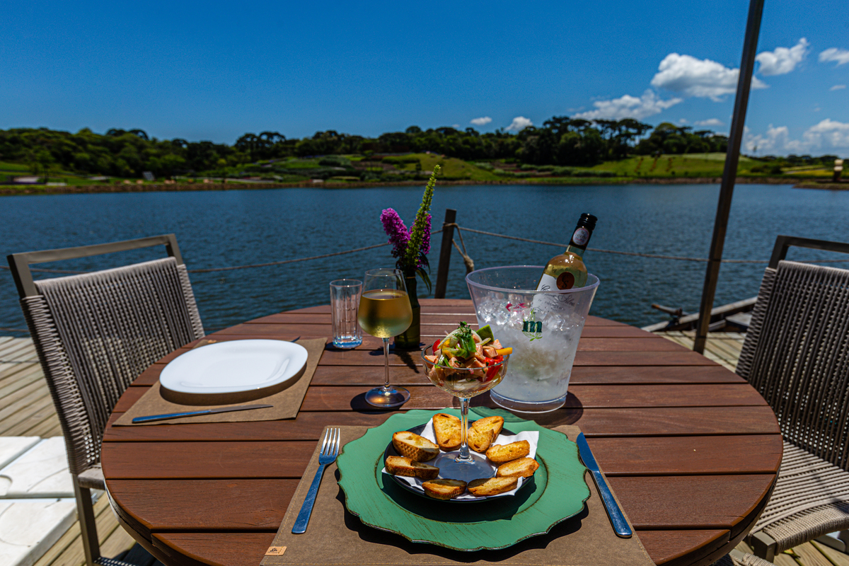 Comer com essa vista no Mátria parque de Flores