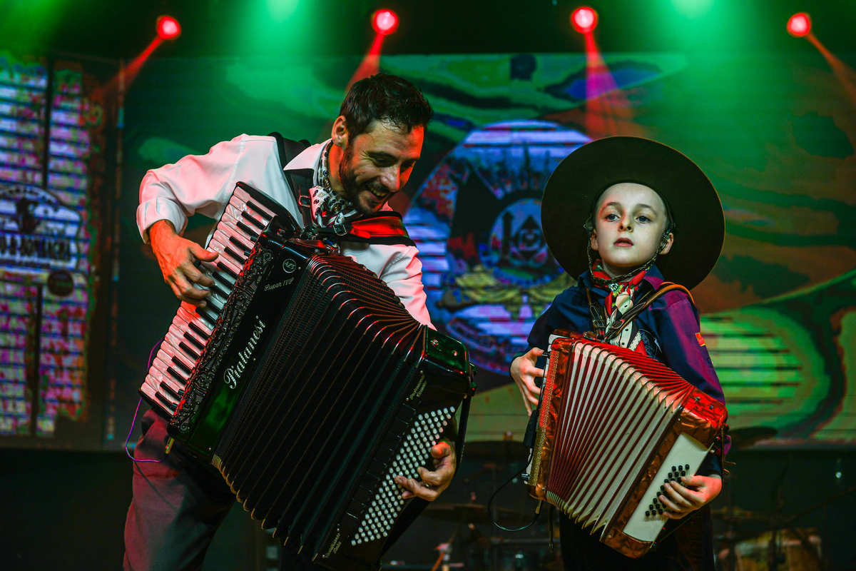Dupla afinada de gaiteiros na Churrascaria Fogo e Bombacha
