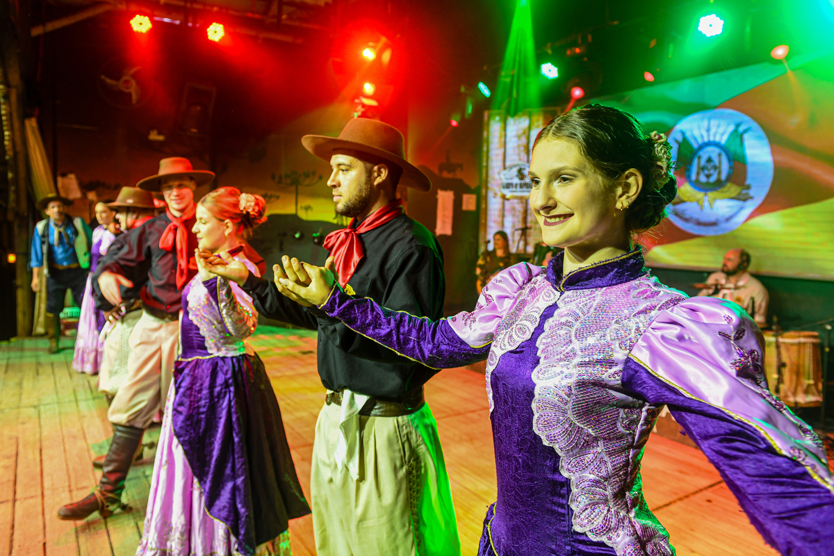 Prendas e peões na Churrascaria Fogo e Bombacha 
