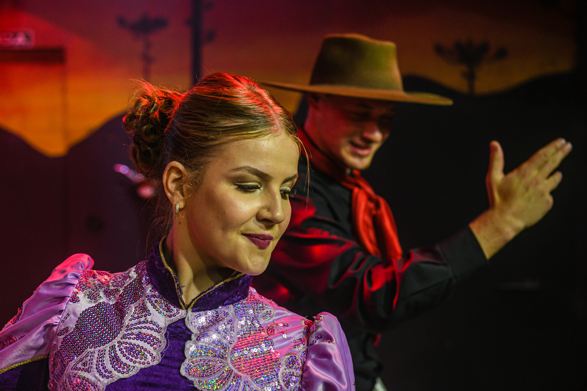 Dança gaúcha varias noites na Churrascaria Fogo e Bombacha