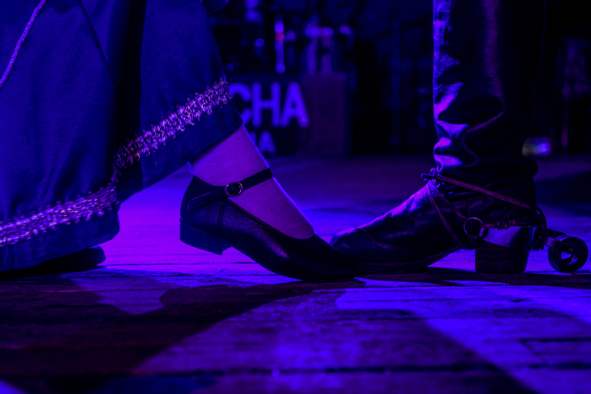 Detalhes da dança de tradição gaúcha. 