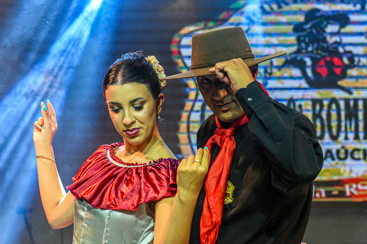 Casal de prenda e peão. Na Churrascaria Fogo e Bombacha