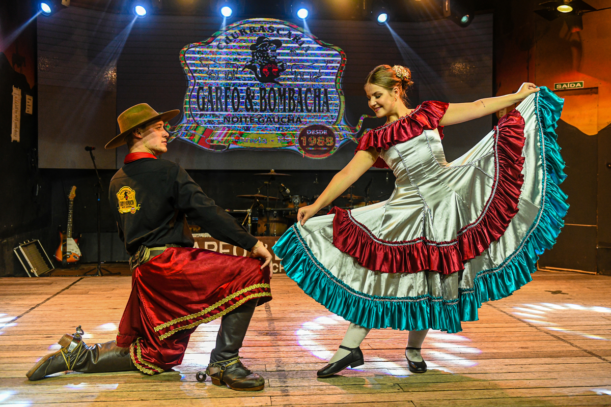 Casal dançando na Churrascaria Fogo e Bombacha