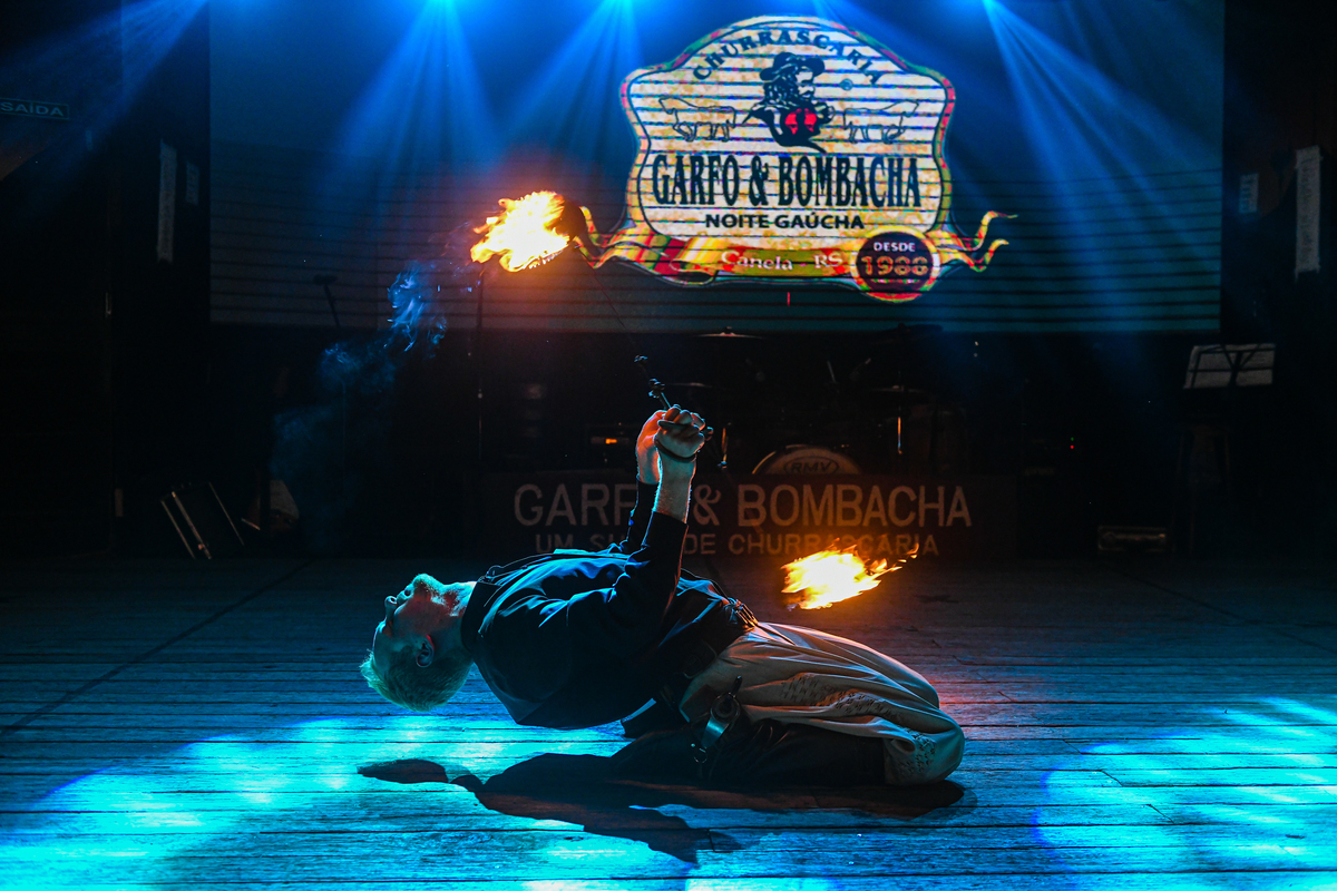 Performance com fogo na Churrascaria Fogo e Bombacha