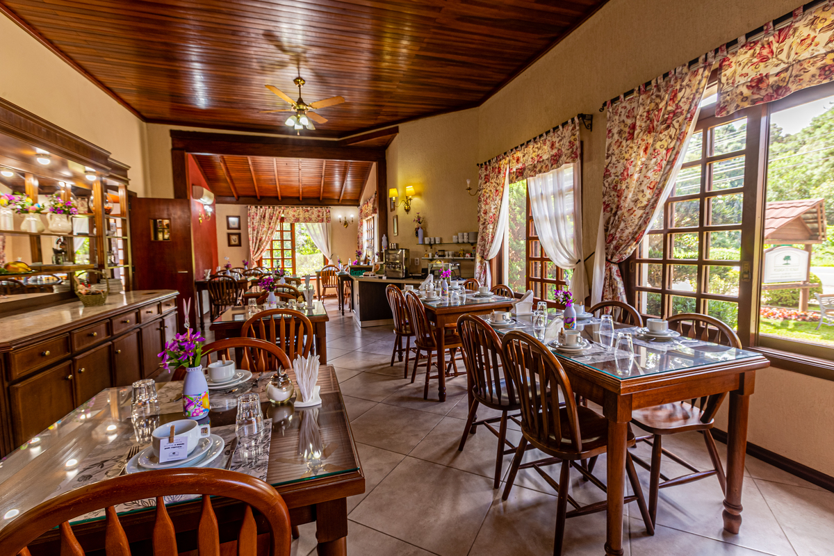 Área ampla de café da manha  na Pousada Bosque Canela. 
