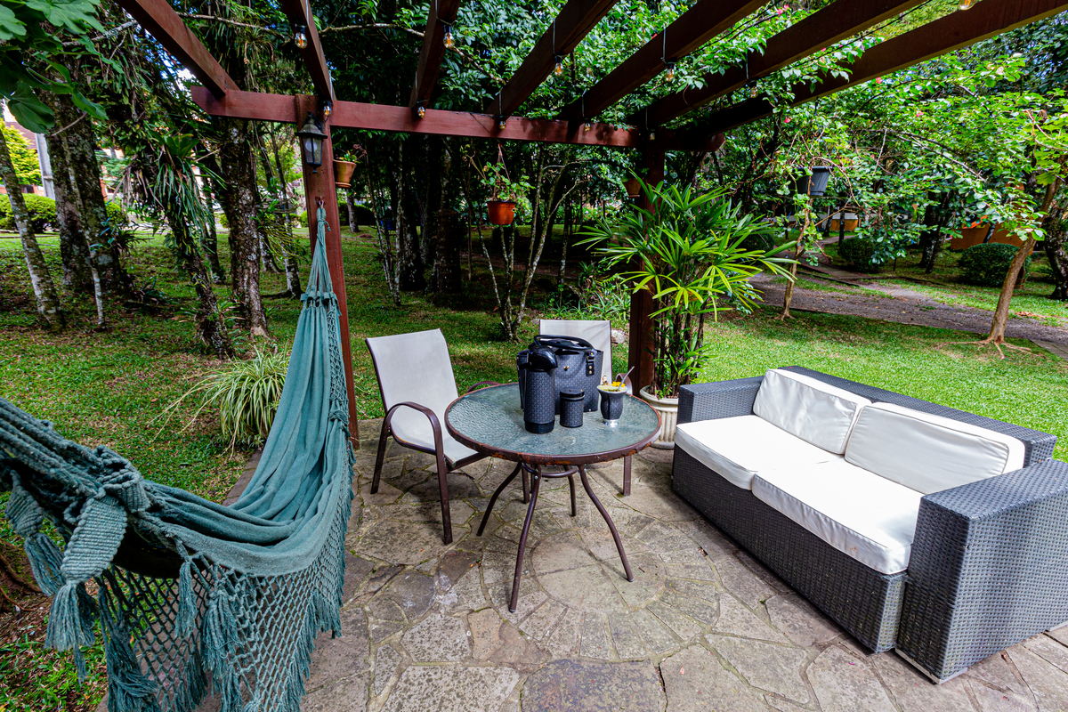 Rede, sofá e um canto para tomar chimarrão na  Pousada Bosque Canela. 