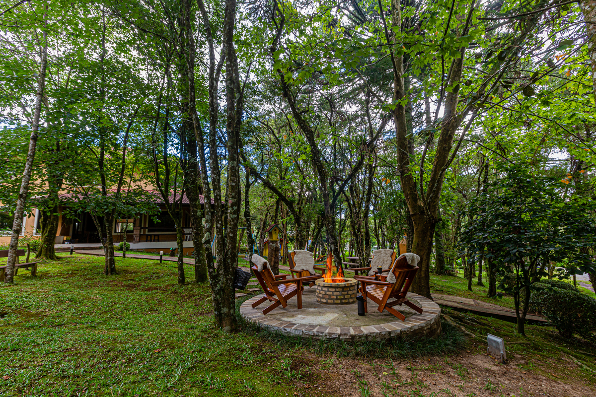 Área externa com fogueira  na Pousada Bosque Canela. 