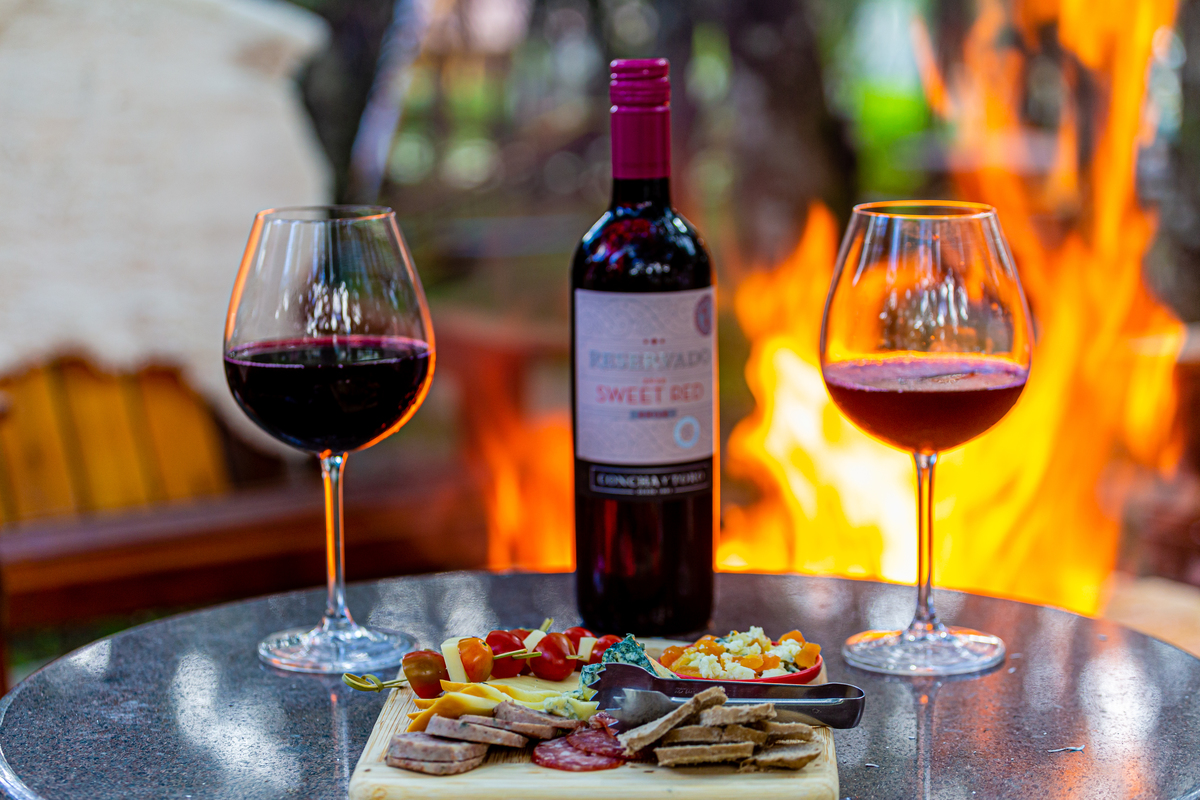 Vinho e tabua de frios na area externa  na Pousada Bosque Canela. 