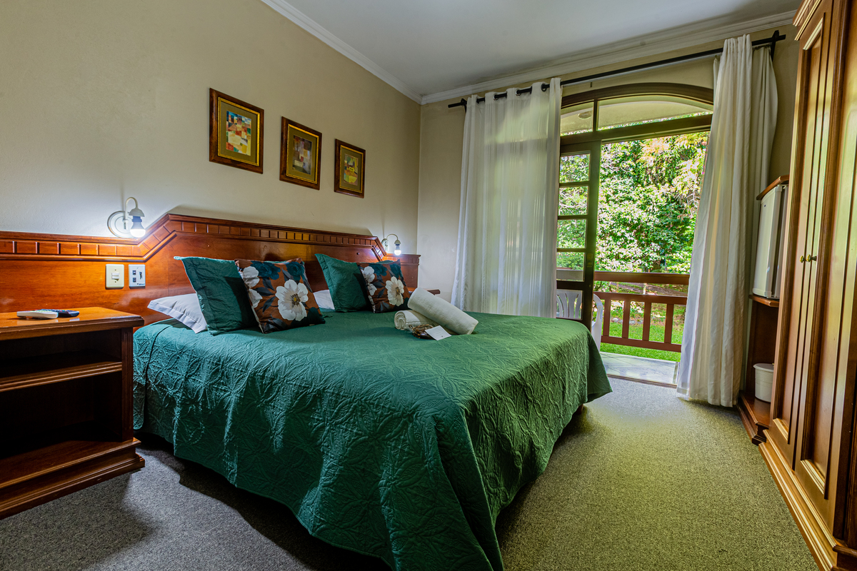 Suite com contato da natureza  na Pousada Bosque Canela. 