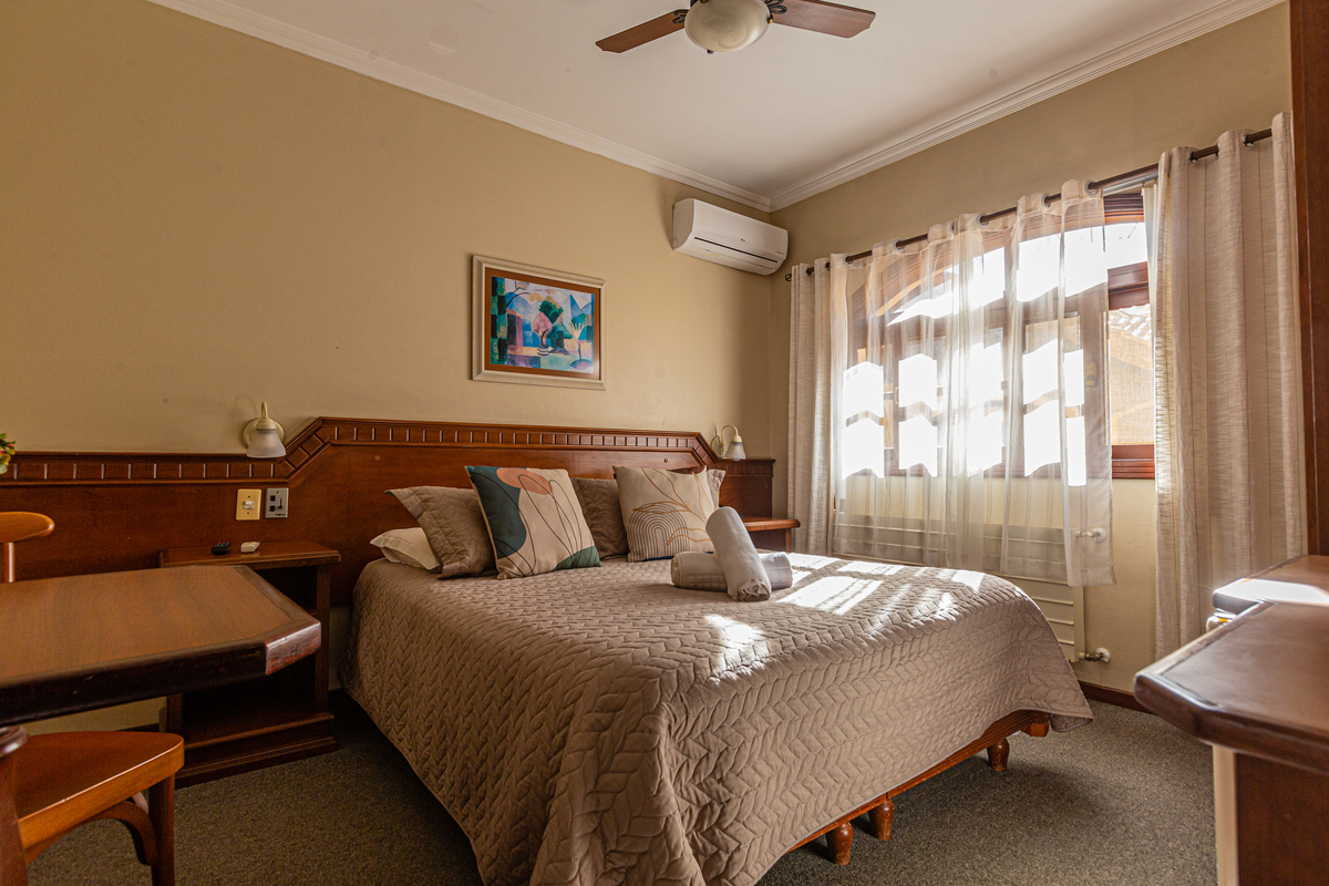 Sol entrando na suíte  na Pousada Bosque Canela. 