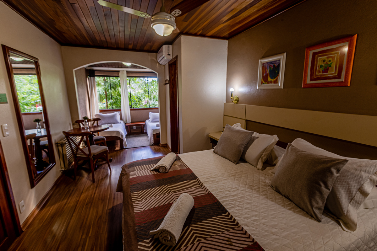 Ampla suíte  na Pousada Bosque Canela. 