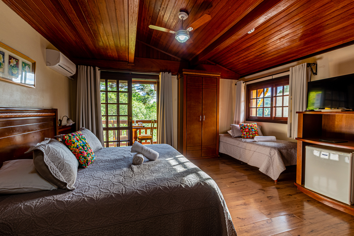 Quarto com vista para a floresta  na Pousada Bosque Canela. 