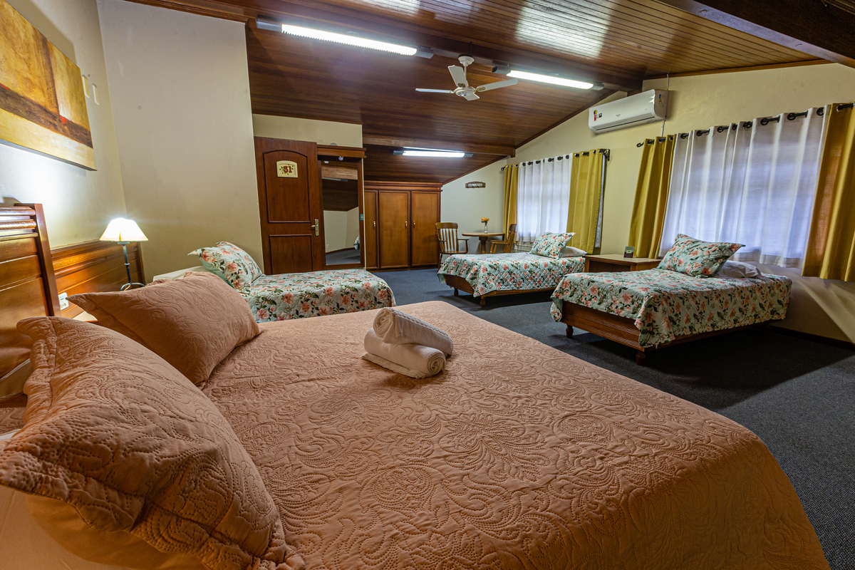 Quarto família  na Pousada Bosque Canela. 