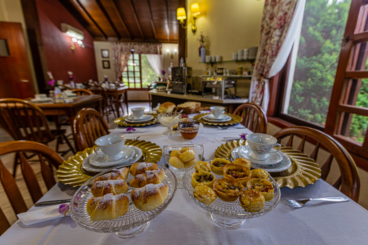 Cafe da tarde com croissant  na Pousada Bosque Canela. 