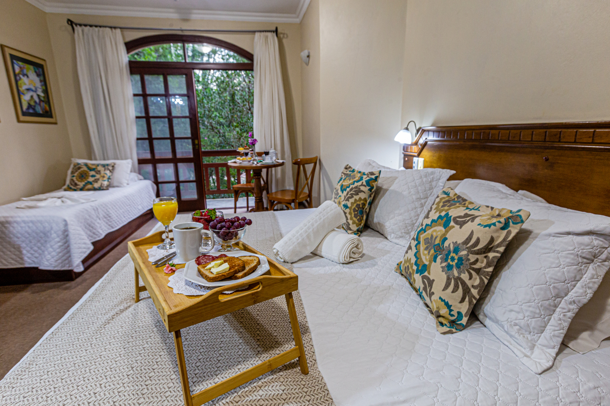 Café da manha na cama  na Pousada Bosque Canela. 