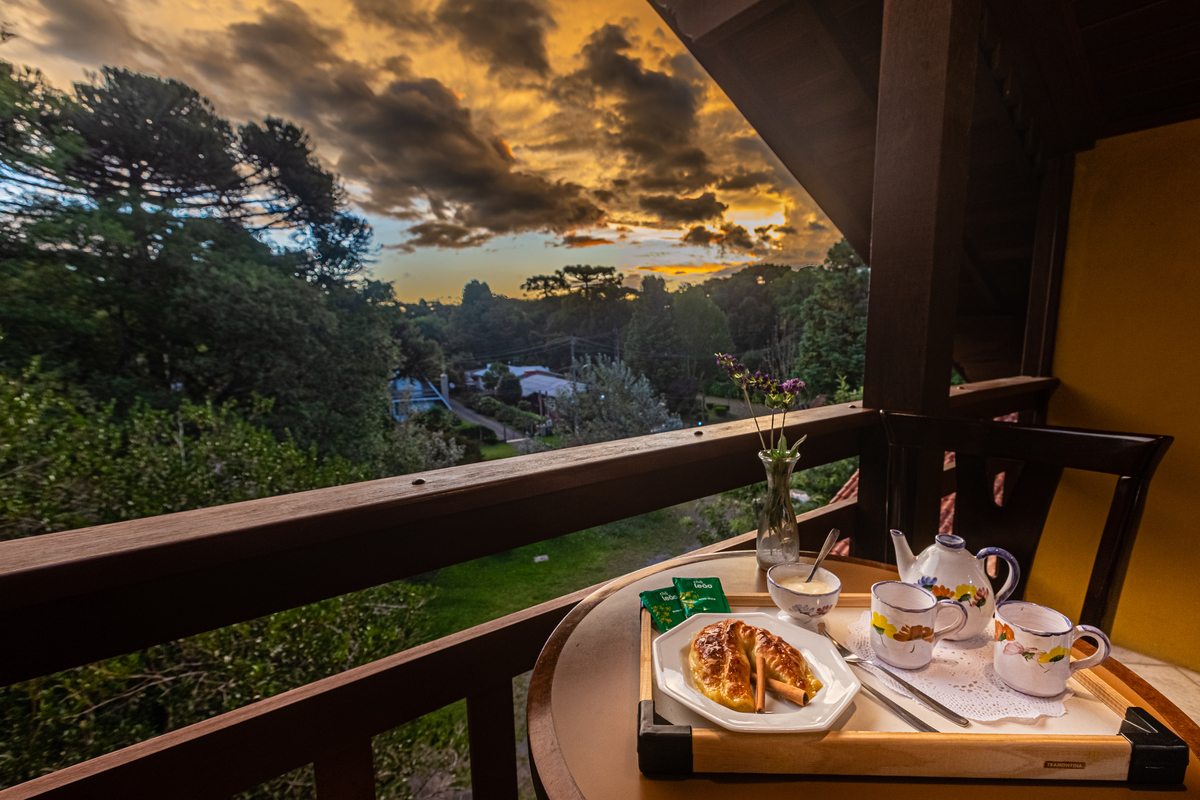 café da tarde vendo o por do sol  na Pousada Bosque Canela. 