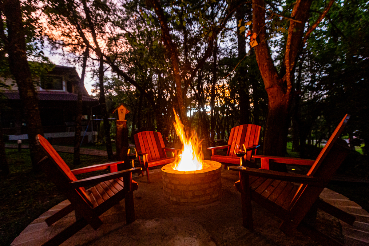 Fogueira no final da tarde  na Pousada Bosque Canela. 
