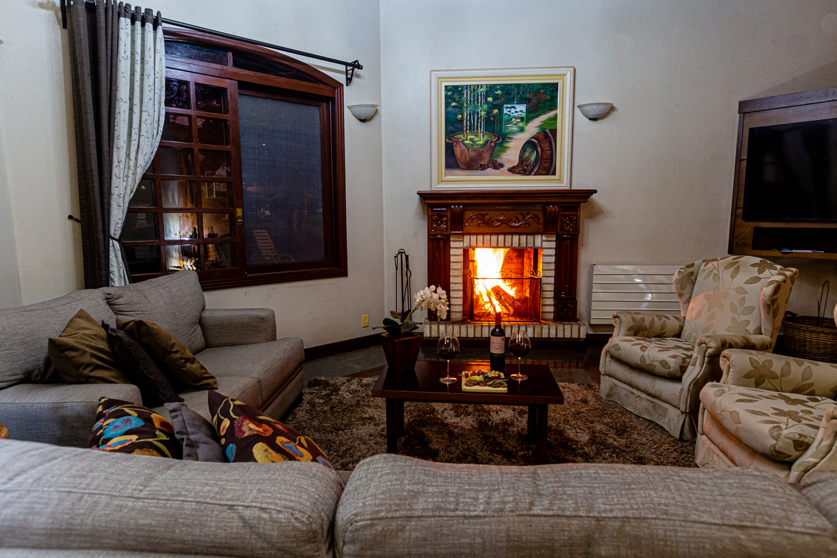 Lareia e um bom vinho  na Pousada Bosque Canela. 