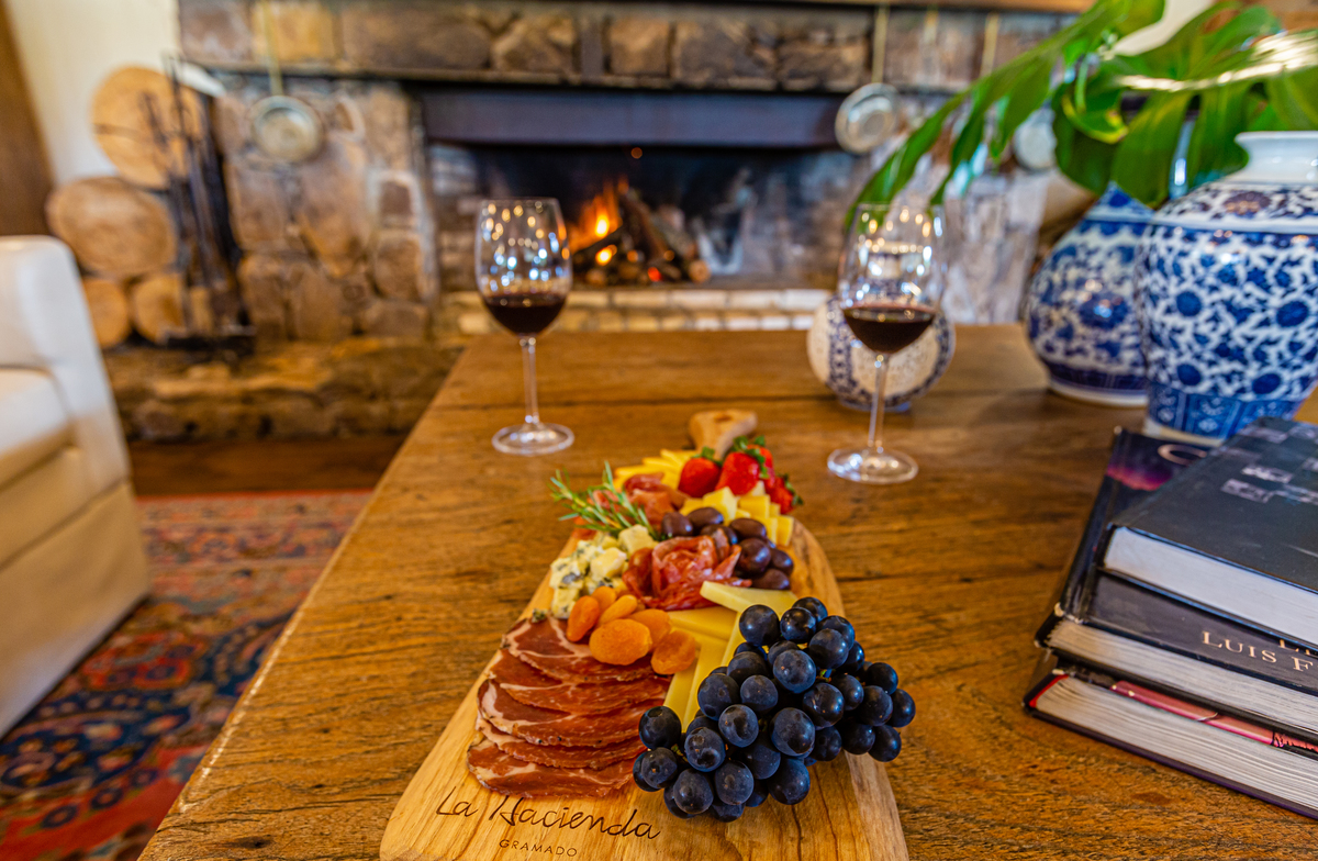 Tabua de frios e vinho no La Hacienda. 