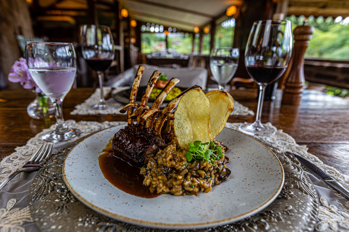 O delicioso Cordeiro com Risoto de Cogumelos, Azeite Trufado  e Molho de Vinho. No restaurante do  La Hacienda Hotel. 