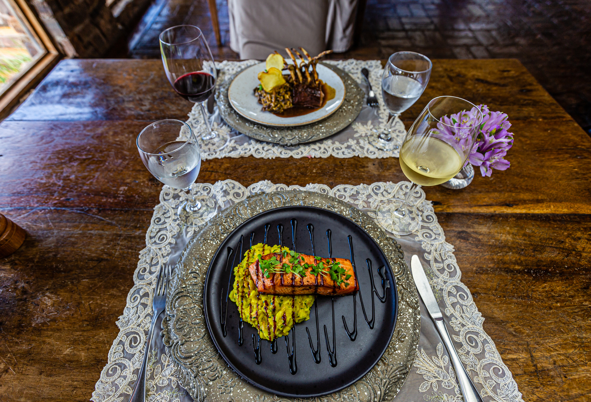 Vinho branco e Salmão no La Hacienda. 
