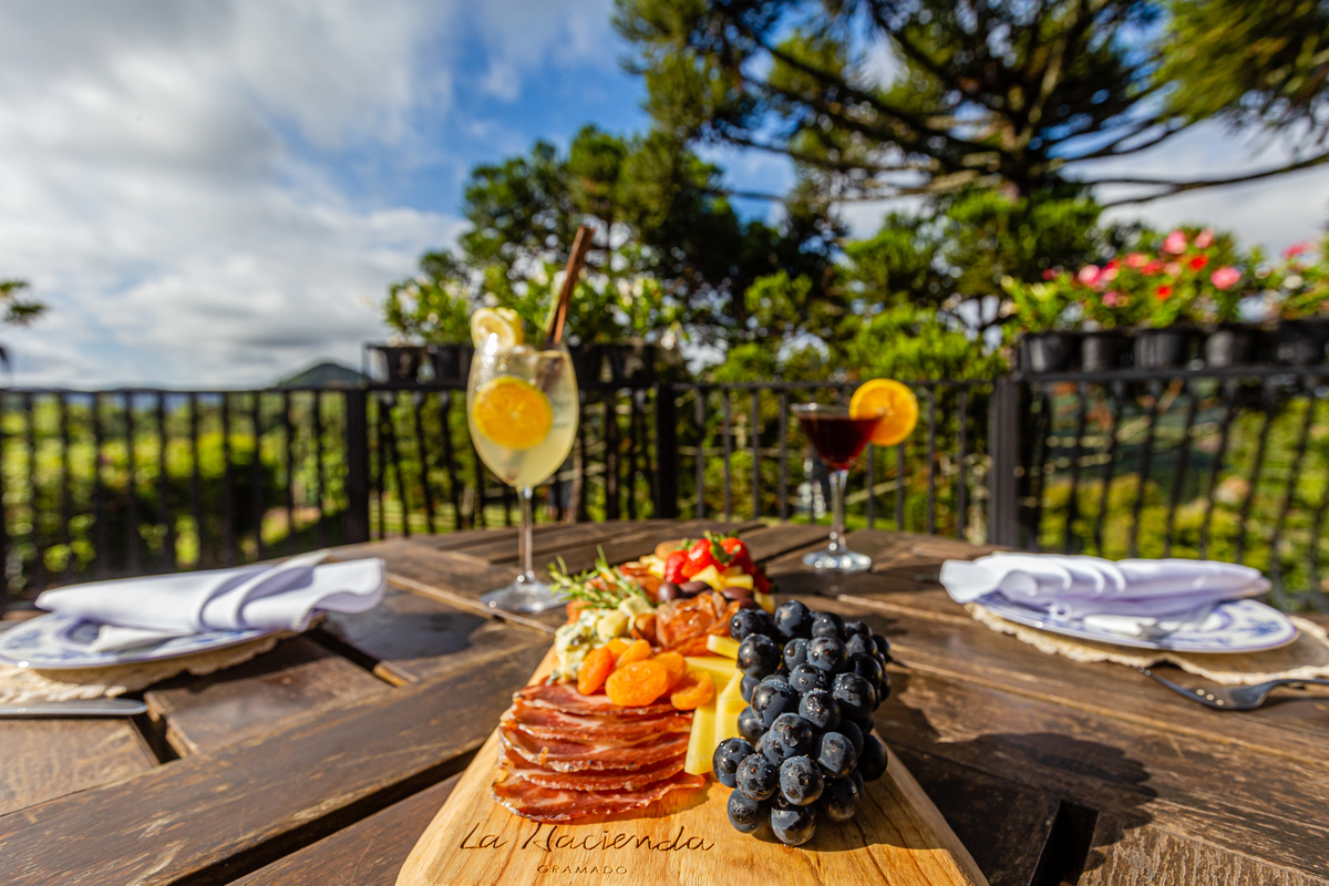 Drinks e uma tabua de frios na Estalagem La Hacienda 