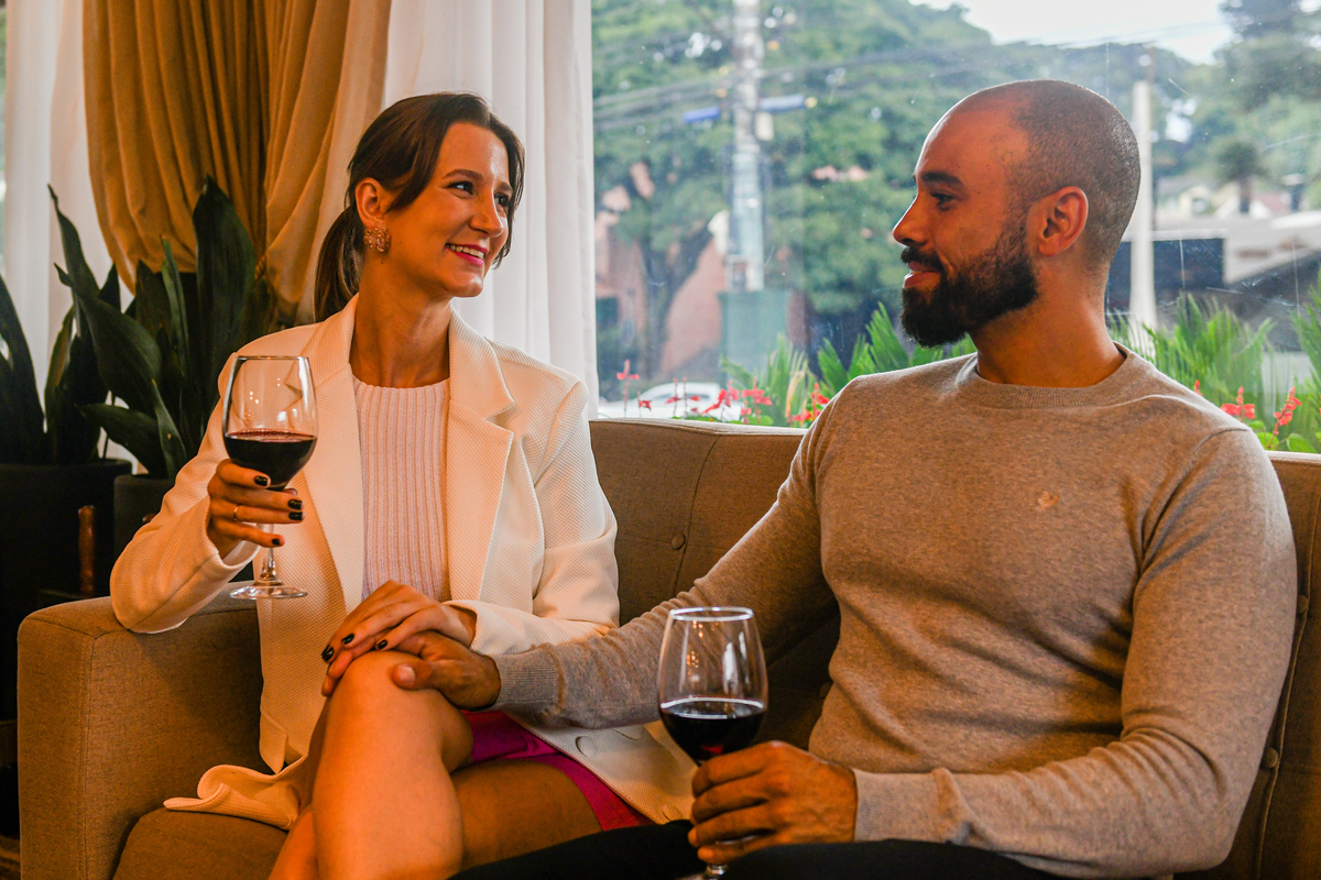 Um vinho e uma ótima companhia. Ensaio de Casal em Gramado